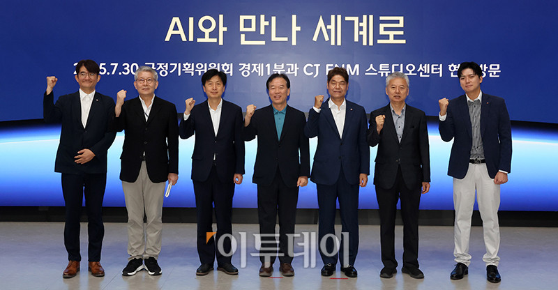 ▲정태호(왼쪽 네번째) 국정기획위원회 경제1분과장과 허민회(왼쪽 다섯번째) CJ 경영지원대표, 윤상현(오른쪽) CJ ENM대표를 비롯한 위원들이 30일 경기 파주 탄현면 CJ ENM 스튜디오를 찾아 기념촬영을 하고 있다. 사진공동취재단