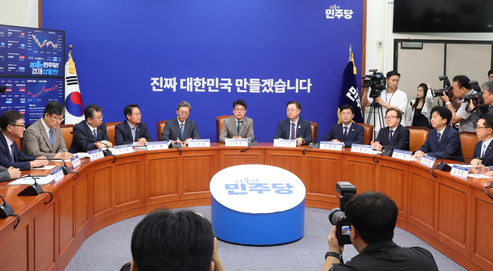 ▲진성준 더불어민주당 정책위의장이 지난달 서울 여의도 국회에서 열린 민주당-경제단체 상법 간담회에서 발언을 하고 있다. 왼쪽부터 정우용 한국상장사협회 부회장, 김남근 원내민생부대표, 오기웅 중소기업중앙회 부회장, 허영 원내정책수석부대표, 김창범 한국경제인협회 부회장, 진 정책위의장, 박일준 대한상공회의소 부회장, 이정문 정책위 수석부의장, 이동근 한국경영자총협회 부회장, 오기형 의원, 이호준 한국중견기업연합회 부회장. (고이란 기자 photoeran@)