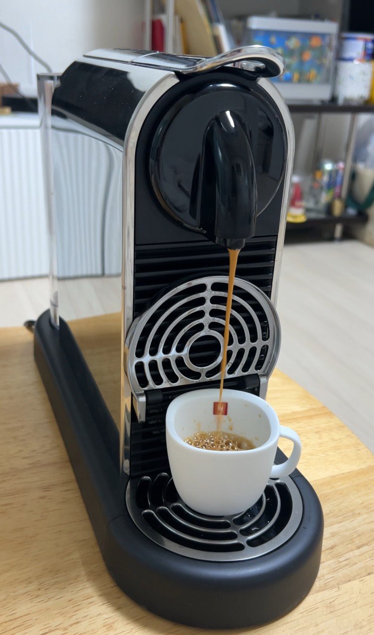 ▲네스프레소 오리지널 머신으로 카페 플로리안 에스프레소를 추출하고 있다. (사진=연희진 기자)