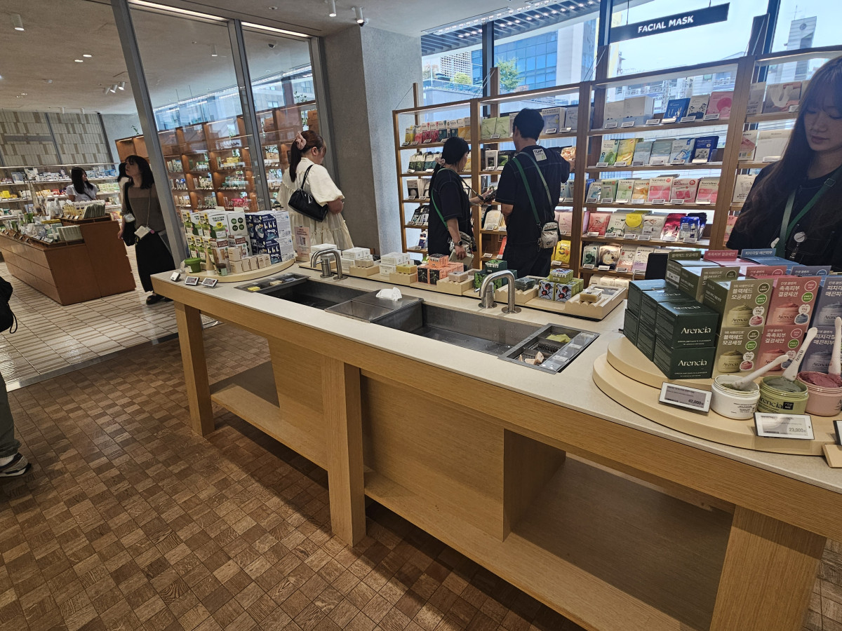 ▲올리브영N성수 내 제품을 테스트 해볼 수 있는 수전이 보이고 있다. (정영인 기자 oin@)