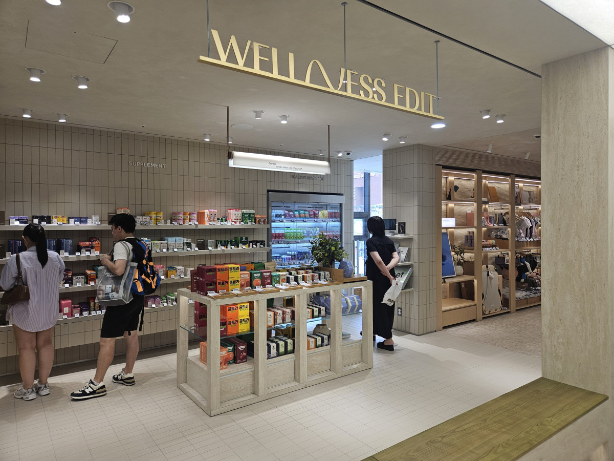 ▲올리브영N성수 내 웰니스 제품들을 모아놓은 공간이 조성돼있다. (정영인 기자 oin@)