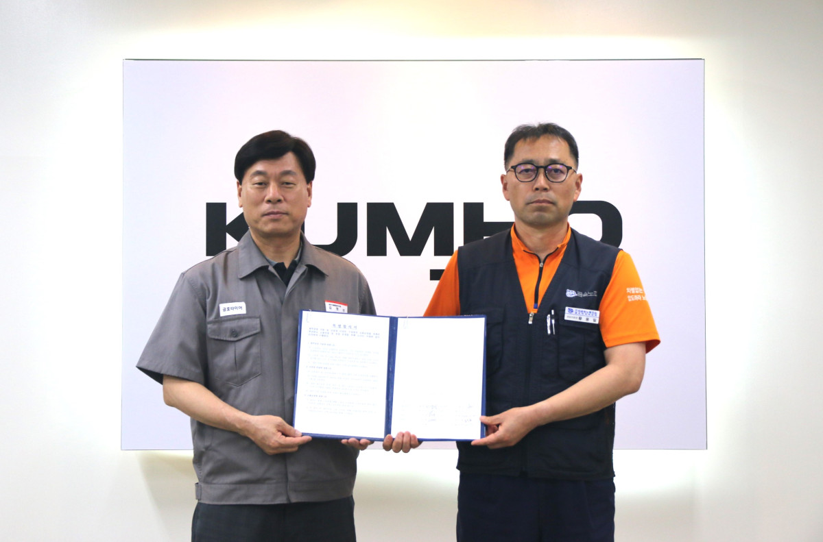▲김명선(왼쪽) 금호타이어 생산기술총괄 부사장과 황용필 금호타이어지회 대표 지회장이 노사 특별합의문을 들고 사진을 찍고 있다. (사진=금호타이어)