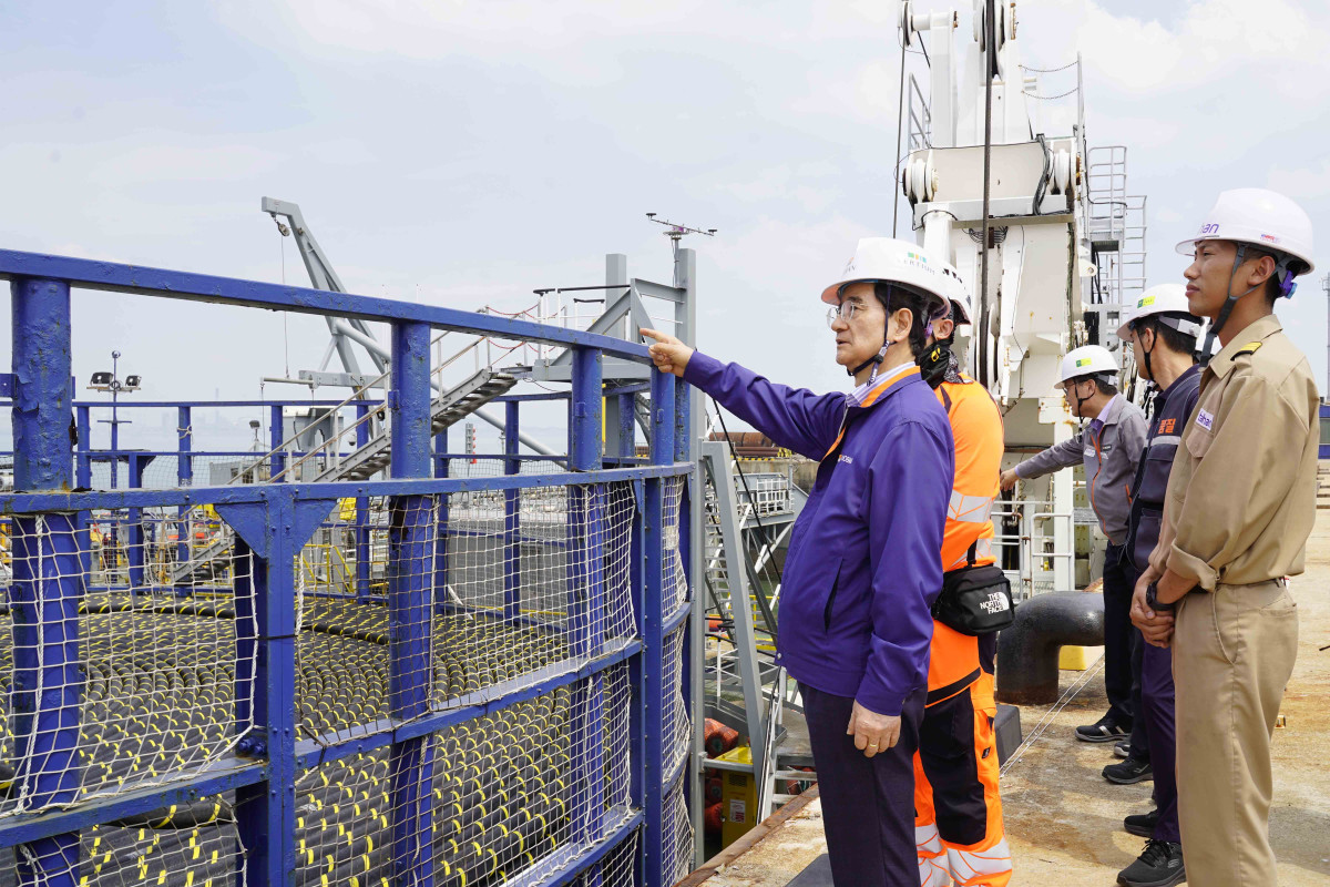 ▲김선규 호반그룹 회장이 30일 대한전선 해저케이블 선적 현장에 방문해 임직원을 격려하고 첫 출하를 축하했다. (자료제공=대한전선)