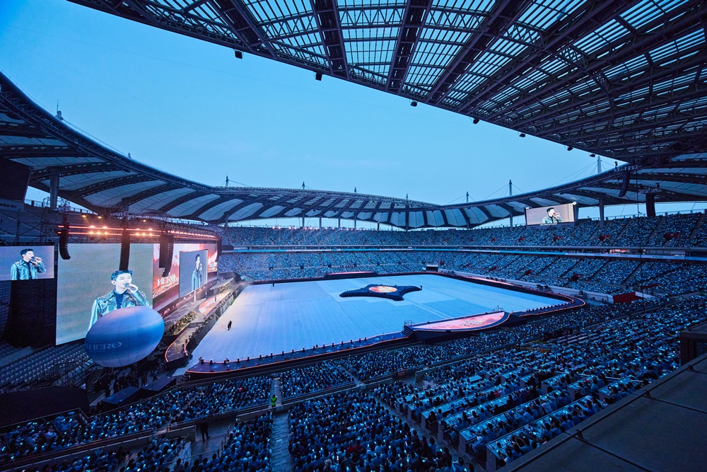 ▲지난해 5월 25~26일 양일간 서울월드컵경기장에서 임영웅 2024 콘서트 ‘IM HERO - THE STADIUM’(아임 히어로 - 더 스타디움)이 개최됐다. 그라운드에는 관객이 입장하지 않았으며, 그라운드 밖으로 잔디를 침범하지 않은 4면을 두른 돌출무대를 설치했다. (사진제공=물고기뮤직)