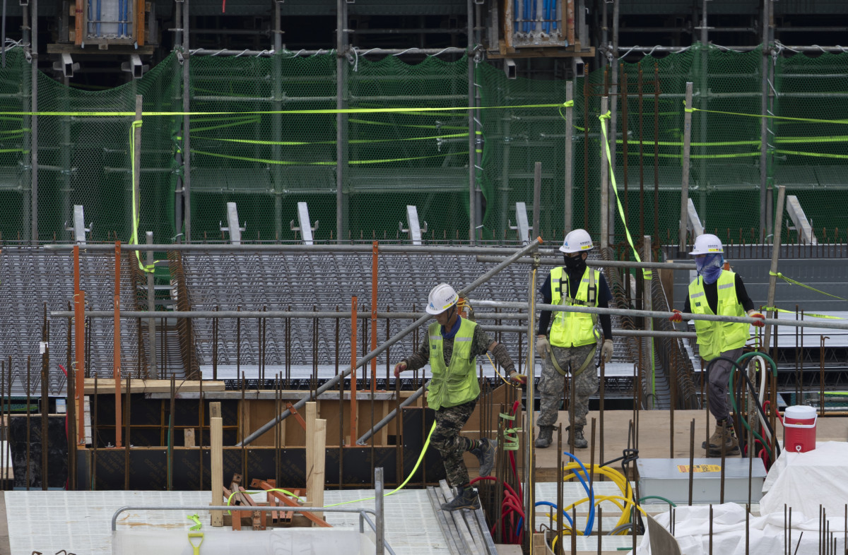 ▲서울 시내의 건설현장 노동자들이 건축자재를 나르고 있다. (뉴시스)