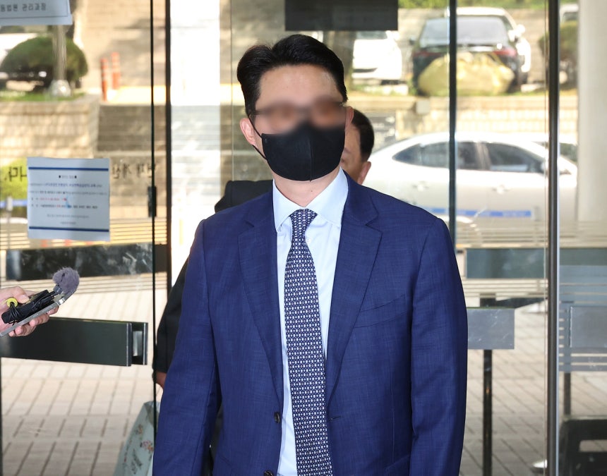 ▲건진법사 청탁 의혹‘의 핵심 인물인 통일교 전 세계본부장 윤모 씨가 30일 영장실질심사를 위해 서울중앙지법에 출석하고 있다. (연합뉴스)