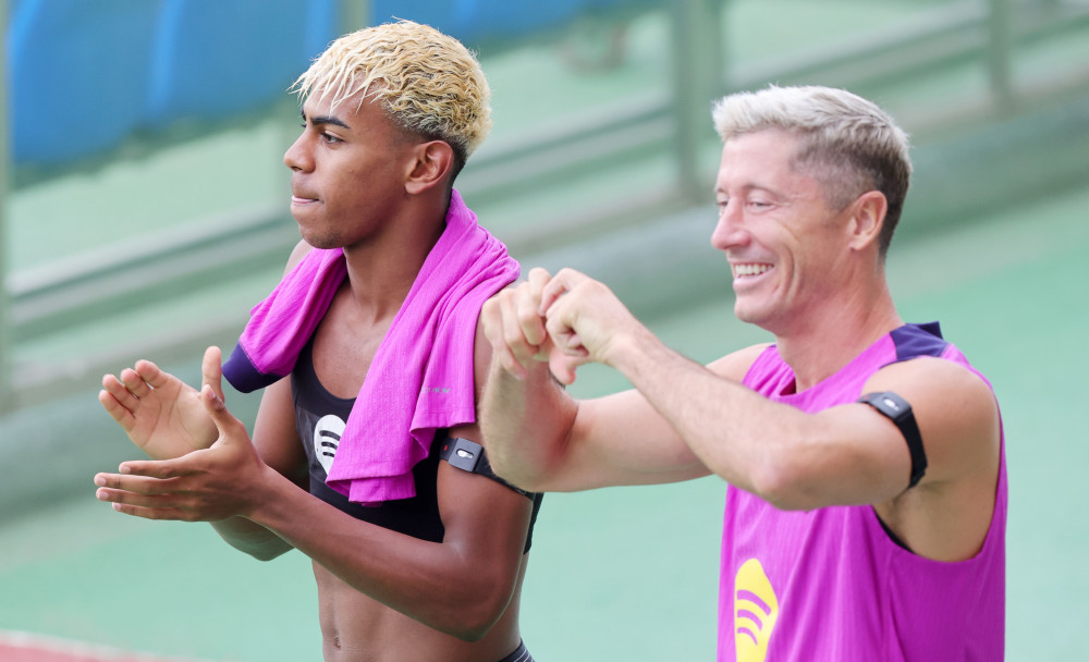 ▲30일 오후 경기도 고양종합운동장에서 스페인 프로축구 FC바르셀로나의 레반도프스키와 라민 야말이 대화를 나누며 훈련장에 들어서고 있다. (연합뉴스)