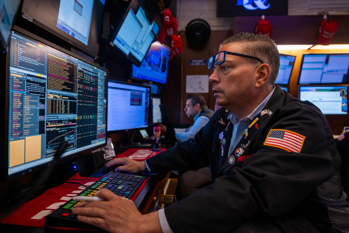 ▲뉴욕증권거래소(NYSE)에서 30일(현지시간) 트레이더가 주가를 살피고 있다. 뉴욕/AFP연합뉴스