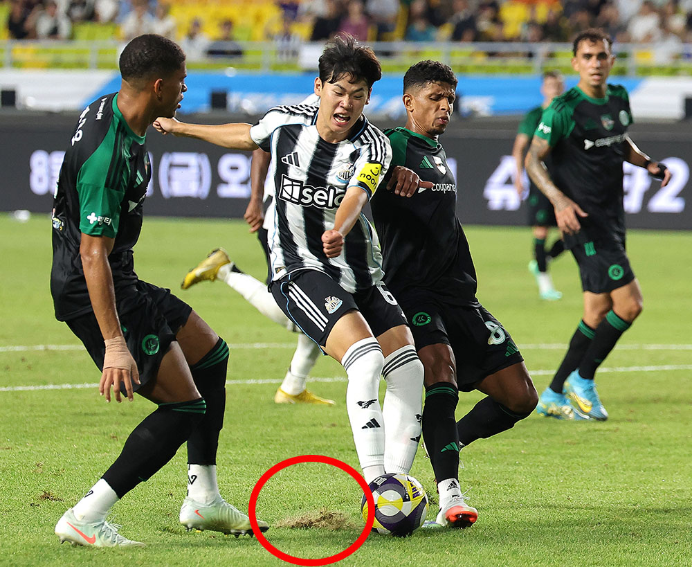 ▲30일 수원월드컵경기장에서 열린 2025 쿠팡플레이 시리즈 팀 K리그와 뉴캐슬 유나이티드의 경기.    교체로 투입된 뉴캐슬 박승수가 슛을 시도하고 있다.  (연합뉴스)