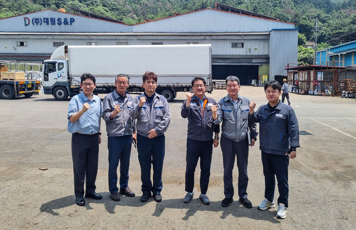 ▲한화오션과 협력사 대림 S&P 관계자들이 현장 점검을 마친 뒤, TOP 상생협력 활동의 성공적인 추진을 다짐하며 기념촬영을 하고 있다. (사진= 한화오션)