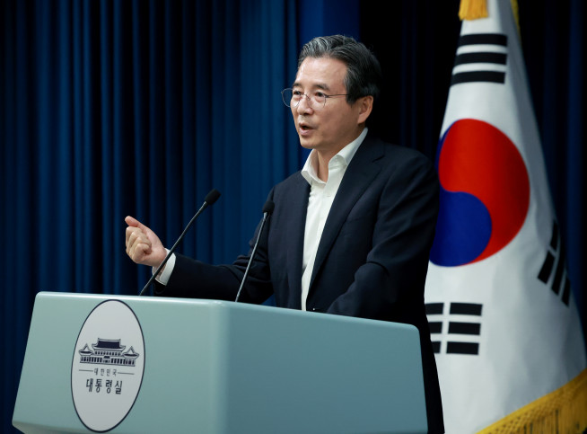 ▲김용범 대통령실 정책실장이 31일 서울 용산 대통령실 청사에서 한미 관세 협상 타결 관련 브리핑 뒤 취재진의 질문에 답하고 있다.  (연합뉴스)