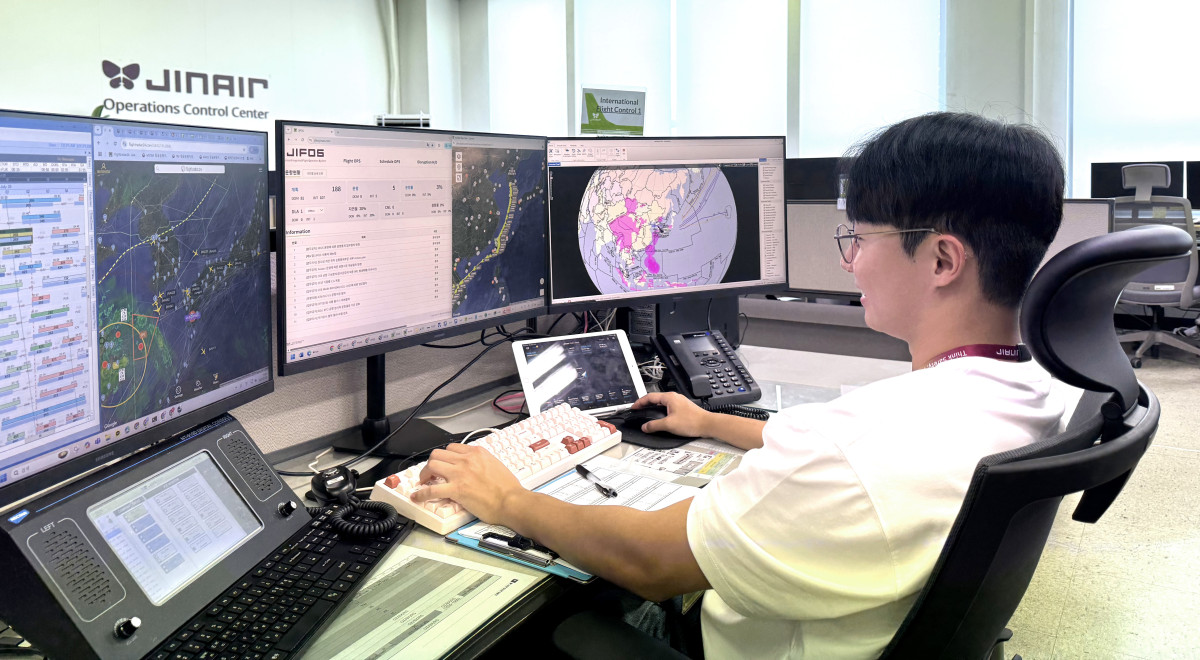 ▲진에어 운항통제실 근무자가 신규 시스템 'OCC 포털'을 활용하고 있다. (사진=진에어)