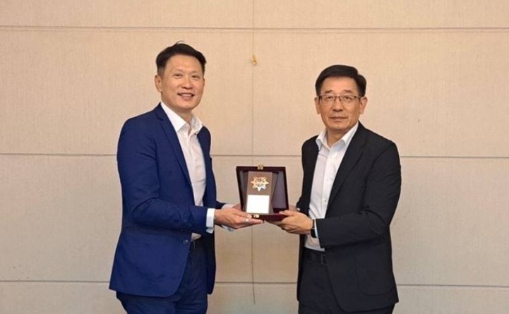 ▲바이낸스가 대만 형사수사국(CIB)으로부터 디지털 자산 범죄 방지 기여 감사 배지를 받았다. 사진 왼쪽부터 리처드 텅 바이낸스 CEO, 추 샤오조우 대만 형사수사국 부국장 (사진=바이낸스)