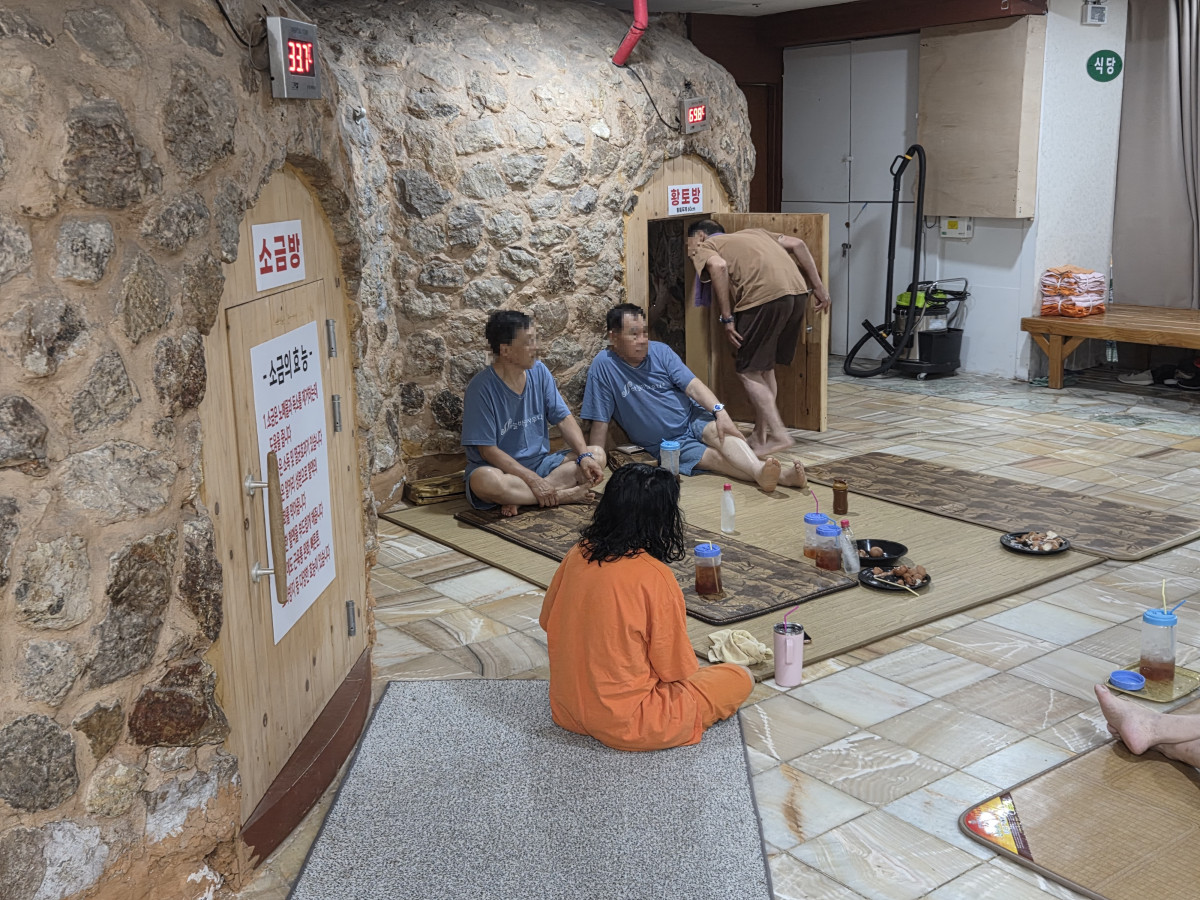 ▲ 30일 '동행목욕탕'으로 운영 중인 영등포구 동남 사우나를 이용 중인 쪽방촌 주민들. (사진 = 이민재 기자 2mj)