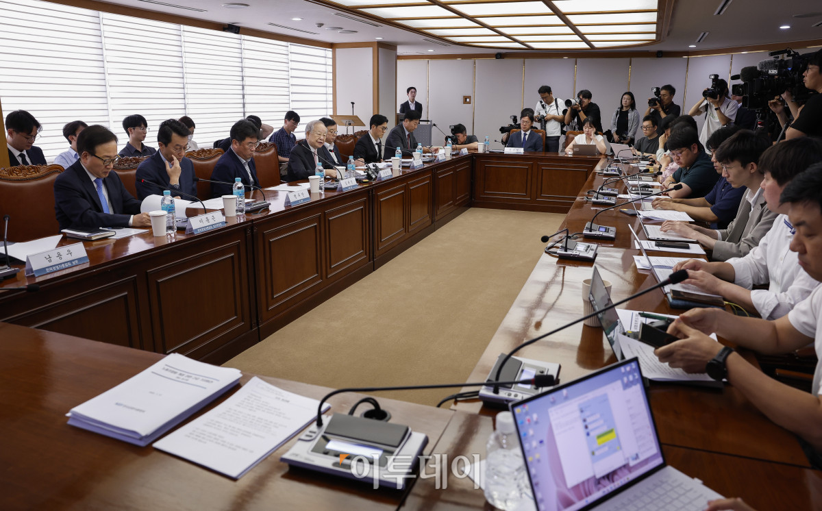 ▲손경식 한국경영자총협회장이 31일 서울 마포구 경총회관에서 열린 노동조합법 개정 관련 긴급 기자회견에서 기자회견문 발표를 하고 있다. 조현호 기자 hyunho@
