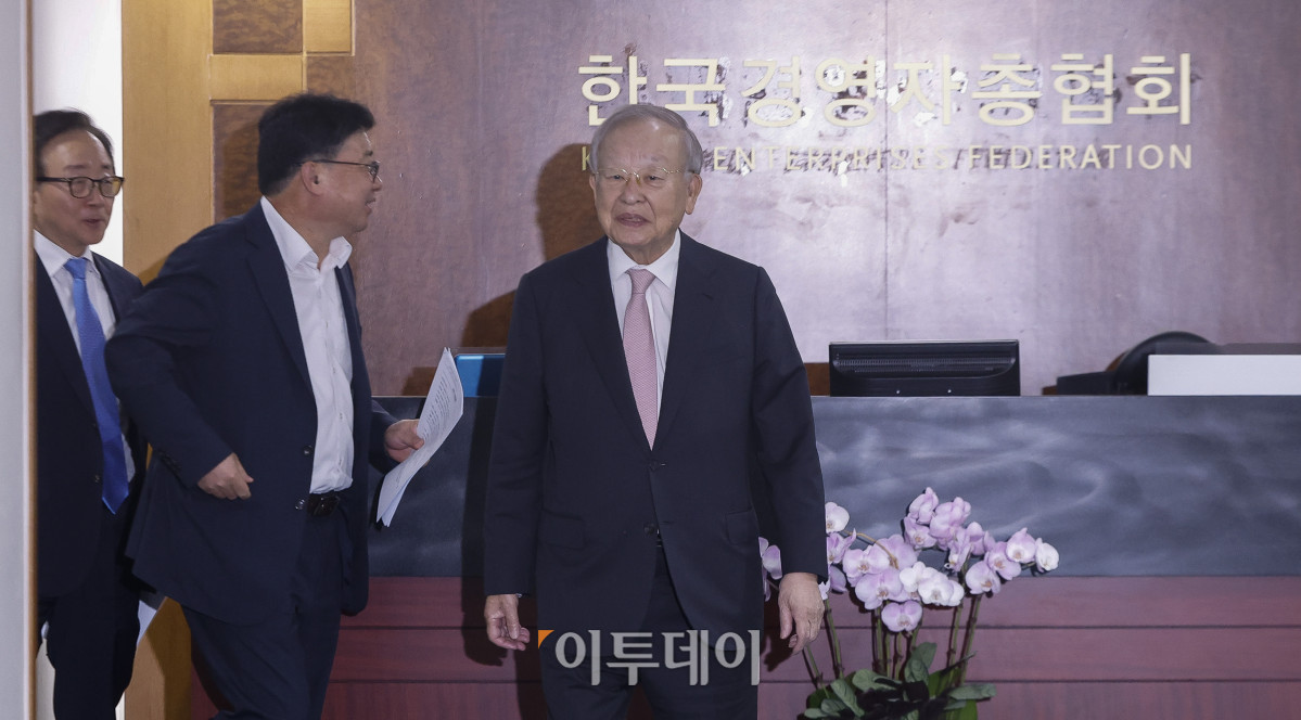 ▲손경식 한국경영자총협회장이 31일 서울 마포구 경총회관에서 열린 노동조합법 개정 관련 긴급 기자회견에 참석하고 있다. 조현호 기자 hyunho@