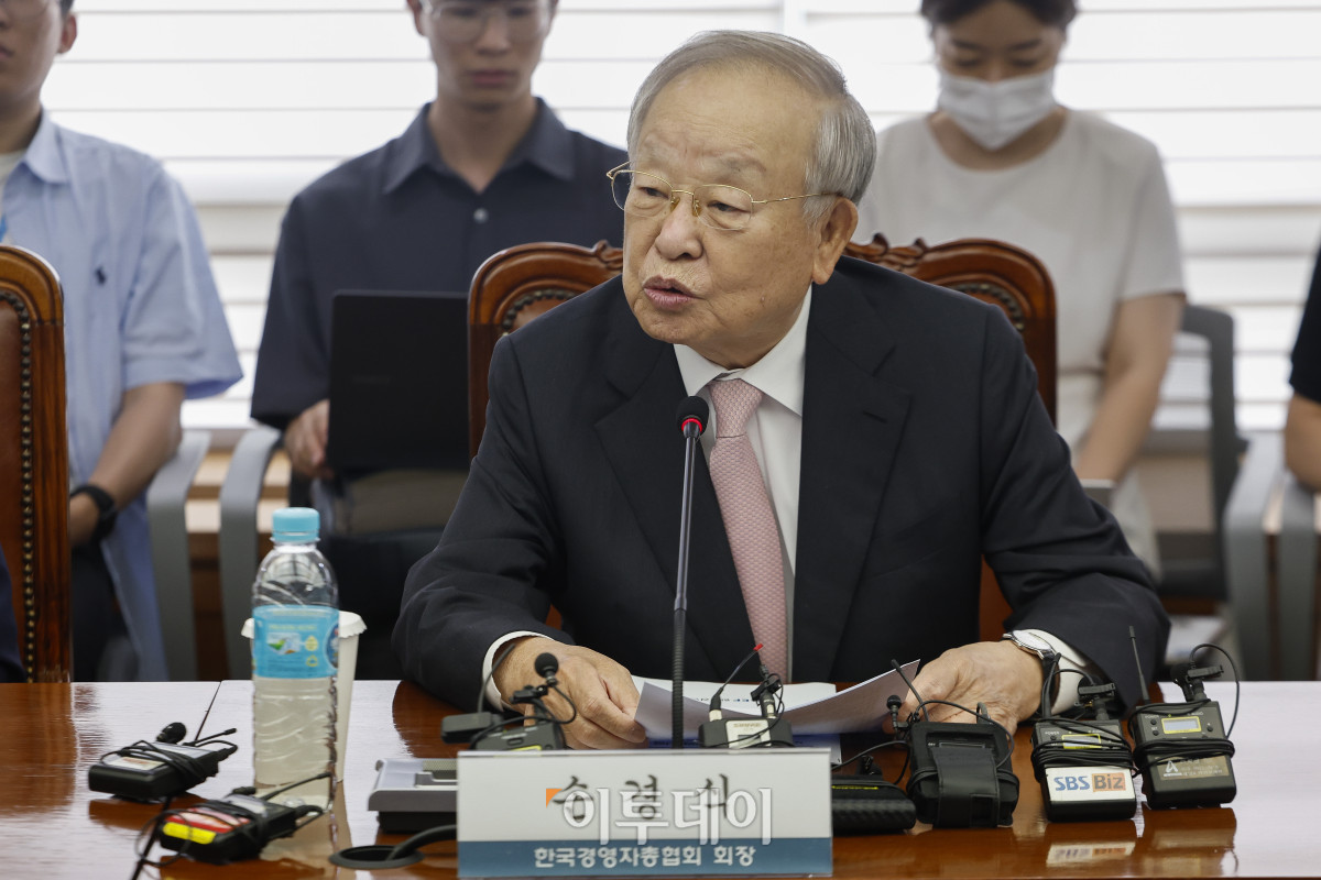 ▲손경식 한국경영자총협회장이 31일 서울 마포구 경총회관에서 열린 노동조합법 개정 관련 긴급 기자회견에서 기자회견문 발표를 하고 있다. 조현호 기자 hyunho@