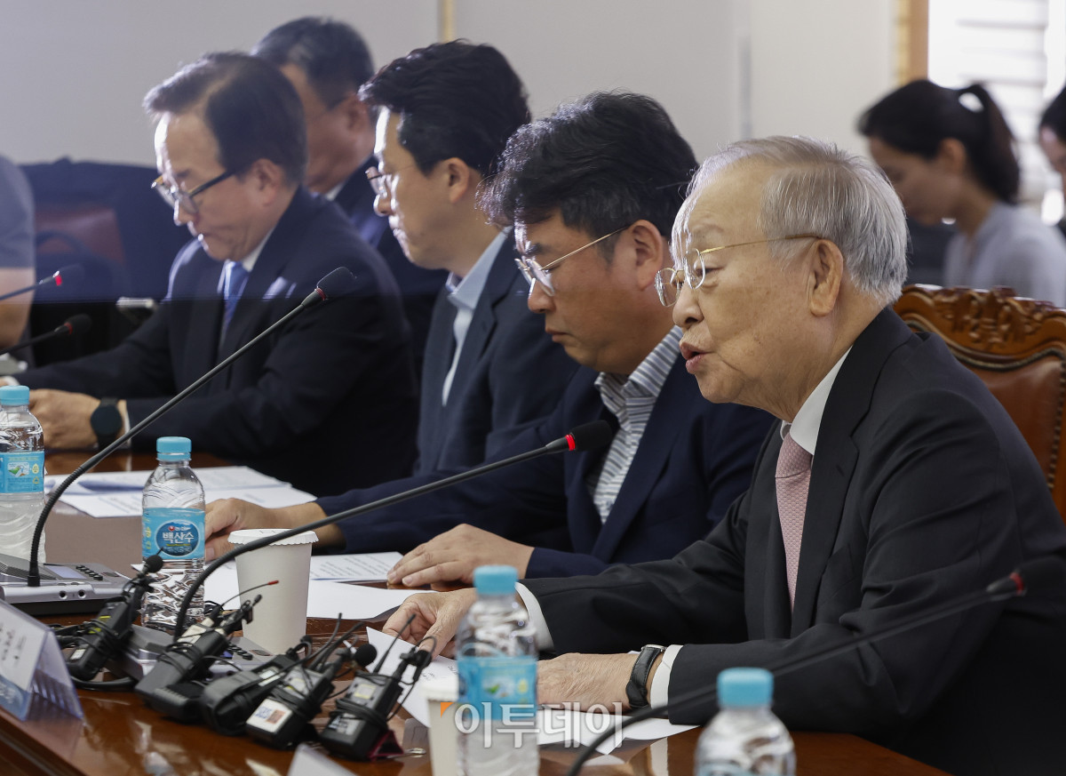 ▲손경식 한국경영자총협회장이 31일 서울 마포구 경총회관에서 열린 노동조합법 개정 관련 긴급 기자회견에서 기자회견문 발표를 하고 있다. 조현호 기자 hyunho@