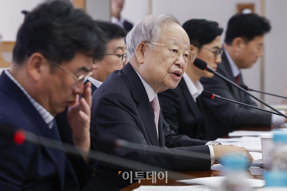 ▲손경식 한국경영자총협회장이 31일 서울 마포구 경총회관에서 열린 노동조합법 개정 관련 긴급 기자회견에서 기자회견문 발표를 하고 있다. 조현호 기자 hyunho@