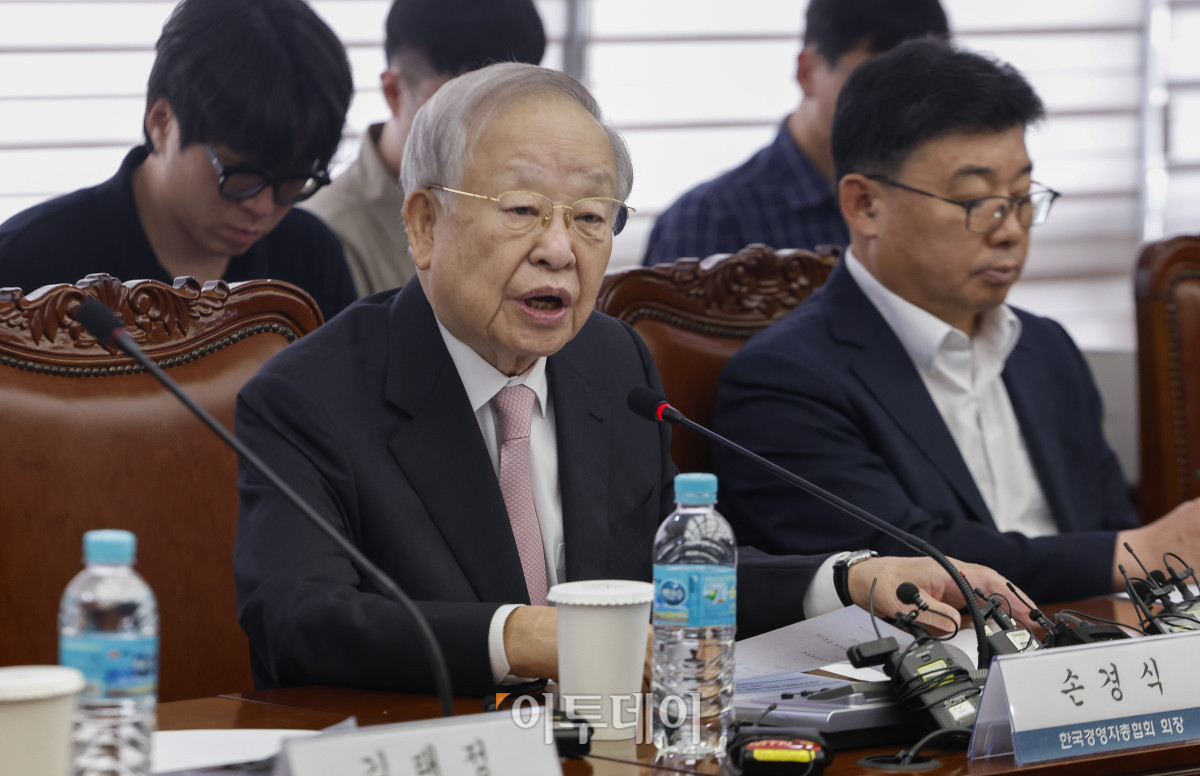 ▲손경식 한국경영자총협회장이 31일 서울 마포구 경총회관에서 열린 노동조합법 개정 관련 긴급 기자회견에서 기자회견문 발표를 하고 있다. 조현호 기자 hyunho@