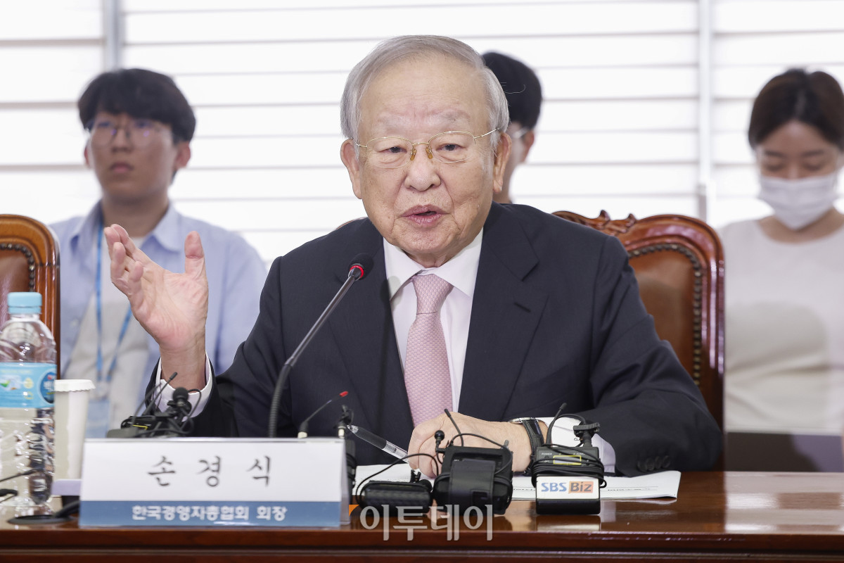 ▲손경식 한국경영자총협회장이 31일 서울 마포구 경총회관에서 열린 노동조합법 개정 관련 긴급 기자회견에서 취재진의 질문에 답하고 있다. 조현호 기자 hyunho@