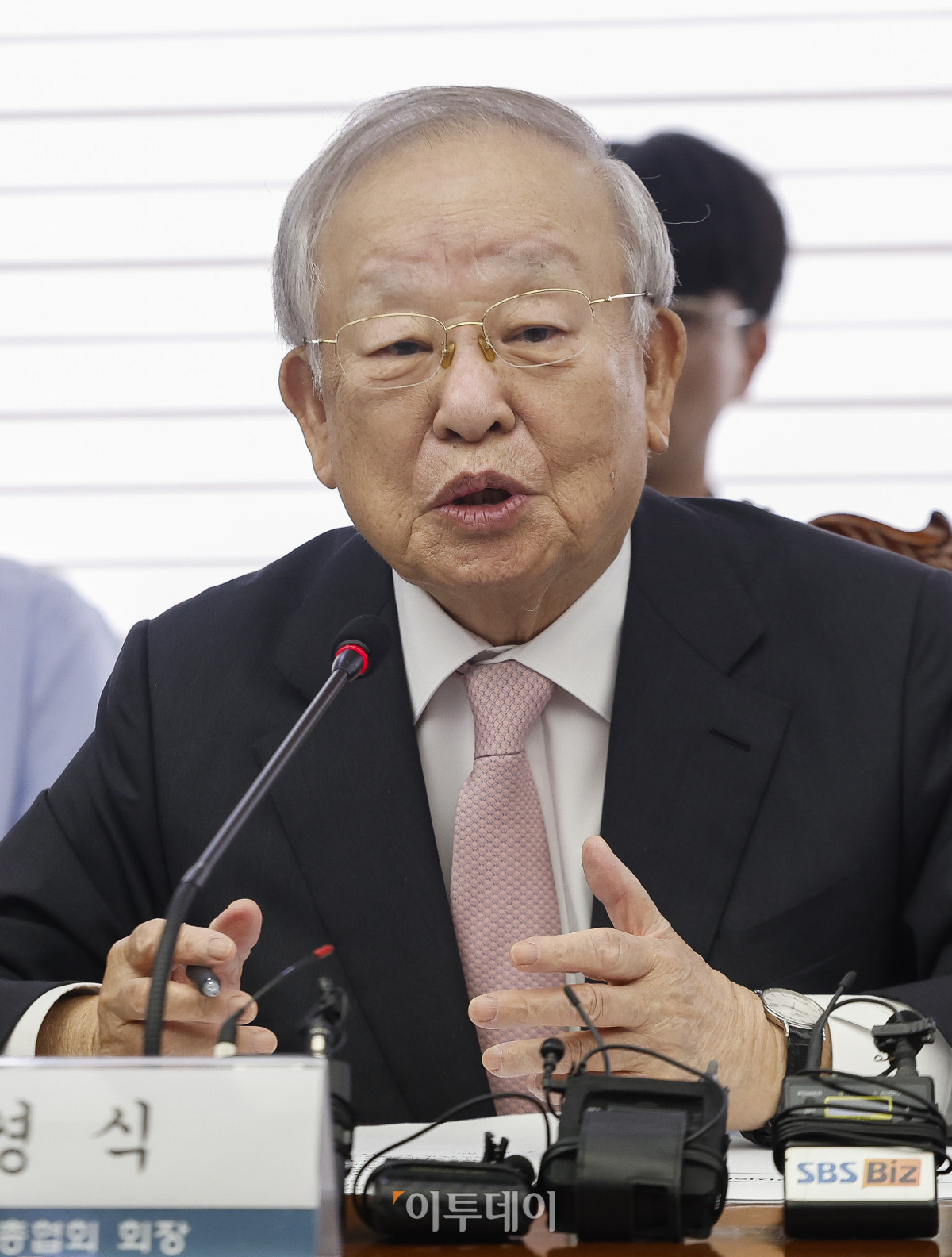 ▲손경식 한국경영자총협회장이 7월 31일 서울 마포구 경총회관에서 열린 노동조합법 개정 관련 긴급 기자회견에서 취재진의 질문에 답하고 있다. 조현호 기자 hyunho@