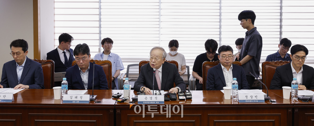 ▲손경식 한국경영자총협회장이 31일 서울 마포구 경총회관에서 열린 노동조합법 개정 관련 긴급 기자회견에서 기자회견문 발표를 하고 있다. 조현호 기자 hyunho@