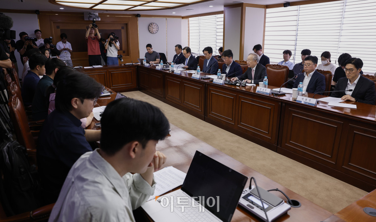 ▲손경식 한국경영자총협회장이 31일 서울 마포구 경총회관에서 열린 노동조합법 개정 관련 긴급 기자회견에서 기자회견문 발표를 하고 있다. 조현호 기자 hyunho@