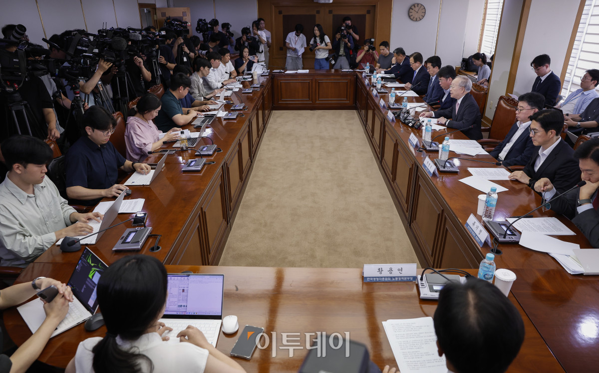 ▲손경식 한국경영자총협회장이 31일 서울 마포구 경총회관에서 열린 노동조합법 개정 관련 긴급 기자회견에서 기자회견문 발표를 하고 있다. 조현호 기자 hyunho@