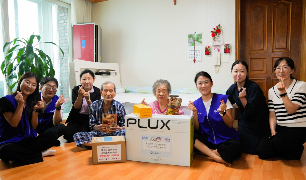 ▲사진1. 효성 임직원들이 30일 중복을 맞아 서울남부보훈지청과 함께 국가유공자 어르신들을 찾아 삼계탕과 삼계죽 세트를 전달했다. (사진= 효성)