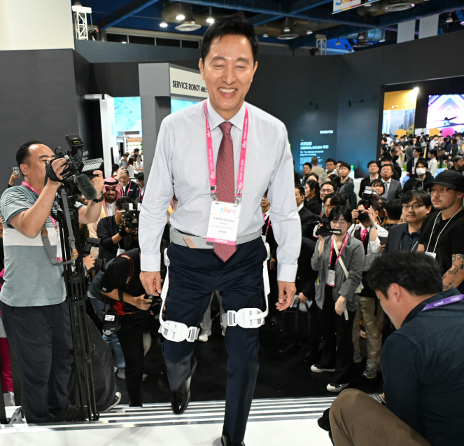 ▲ 2024년 SLW에서 약자동행기술을 체험 중인 오세훈 서울시장. (사진 제공 = 서울시)