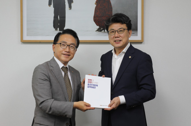 ▲30일 이호준 한국중견기업연합회 상근부회장(왼쪽)은 국회에서 진성준 국정기획위원회 부위원장​을 만나 '회복과 성장을 위한 중견기업계 정책 제언'을 전달했다.  (사진제공=중견기업연합회)