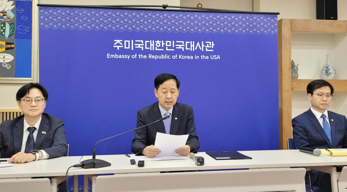 ▲<YONHAP PHOTO-3532> 한국 무역협상단, 워싱턴 현지 기자회견 (워싱턴=연합뉴스) 조준형 기자 = 구윤철 부총리 겸 기획재정부 장관(가운데), 김정관 산업통상자원부 장관(왼쪽), 여한구 통상교섭본부장이 30일(현지시간) 미국 워싱턴DC 주미한국대사관에서 한미 무역협상 타결과 관련해 기자회견을 하고 있다. 2025.7.31 jhcho@yna.co.kr/2025-07-31 10:51:21/<저작권자 ⓒ 1980-2025 ㈜연합뉴스. 무단 전재 재배포 금지, AI 학습 및 활용 금지>