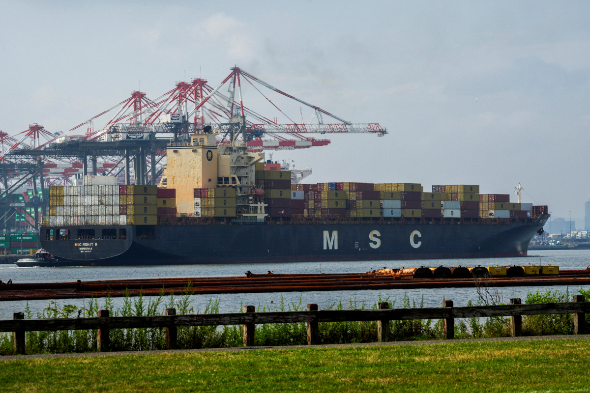 ▲27일(현지시간) 미국 뉴저지주 뉴어크에서 컨테이너선이 보인다. 로이터연합뉴스