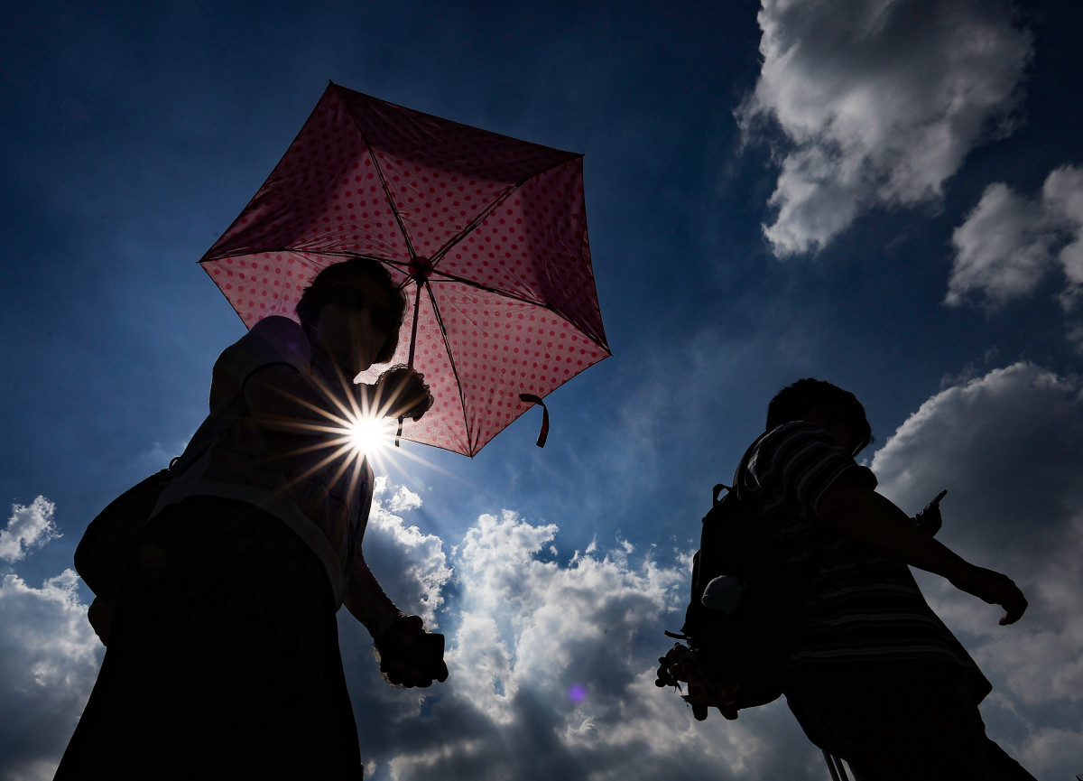 ▲ 대구에 폭염경보가 이어진 23일 동대구역 광장에서 한 시민이 양산을 쓰고 이동하고 있다. (연합뉴스)
