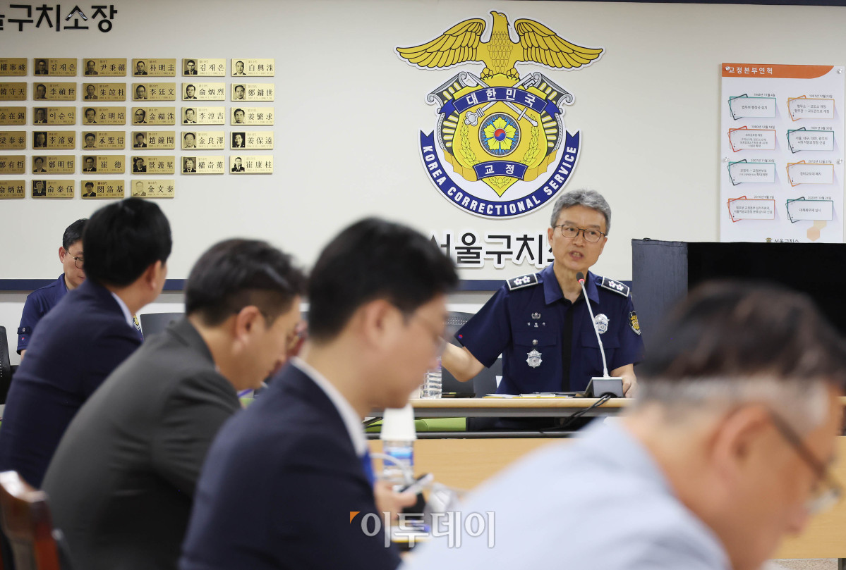 ▲31일 전현희 위원장과 장경태 의원 등 특위 소속 의원 10여명이 여당의 '3대특검(내란·김건희·순직해병) 종합대응 특별위원회' 첫 일정으로  윤석열 전 대통령이 수감된 경기 의왕시 서울구치소를 방문해 김현우 서울구치소장과 면담하고있다. 국회사진기자단