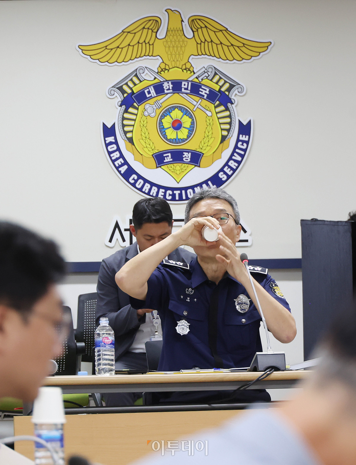 ▲31일 여당의 '3대특검(내란·김건희·순직해병) 종합대응 특별위원회'가 첫 일정으로  윤석열 전 대통령이 수감된 서울구치소를 방문한 가운데 의원 질문에 답변을 마친 김현우 서울구치소장이 물을 마시고 있다. 국회사진기자단