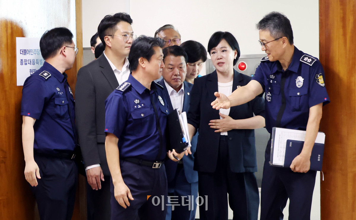 ▲31일 전현희 위원장과 장경태 의원 등 특위 소속 의원 10여명이 여당의 '3대특검(내란·김건희·순직해병) 종합대응 특별위원회' 첫 일정으로  윤석열 전 대통령이 수감된 서울구치소를 방문하고 있다. 국회사진기자단 