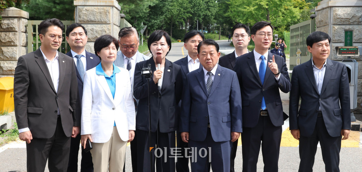 ▲31일 전현희 위원장과 장경태 의원 등 특위 소속 의원 10여명이 여당의 '3대특검(내란·김건희·순직해병) 종합대응 특별위원회' 첫 일정으로  윤석열 전 대통령이 수감된 서울구치소를 방문한 가운데 면담 전 구치소앞에서 브리핑을 하고 있다. 국회사진기자단 