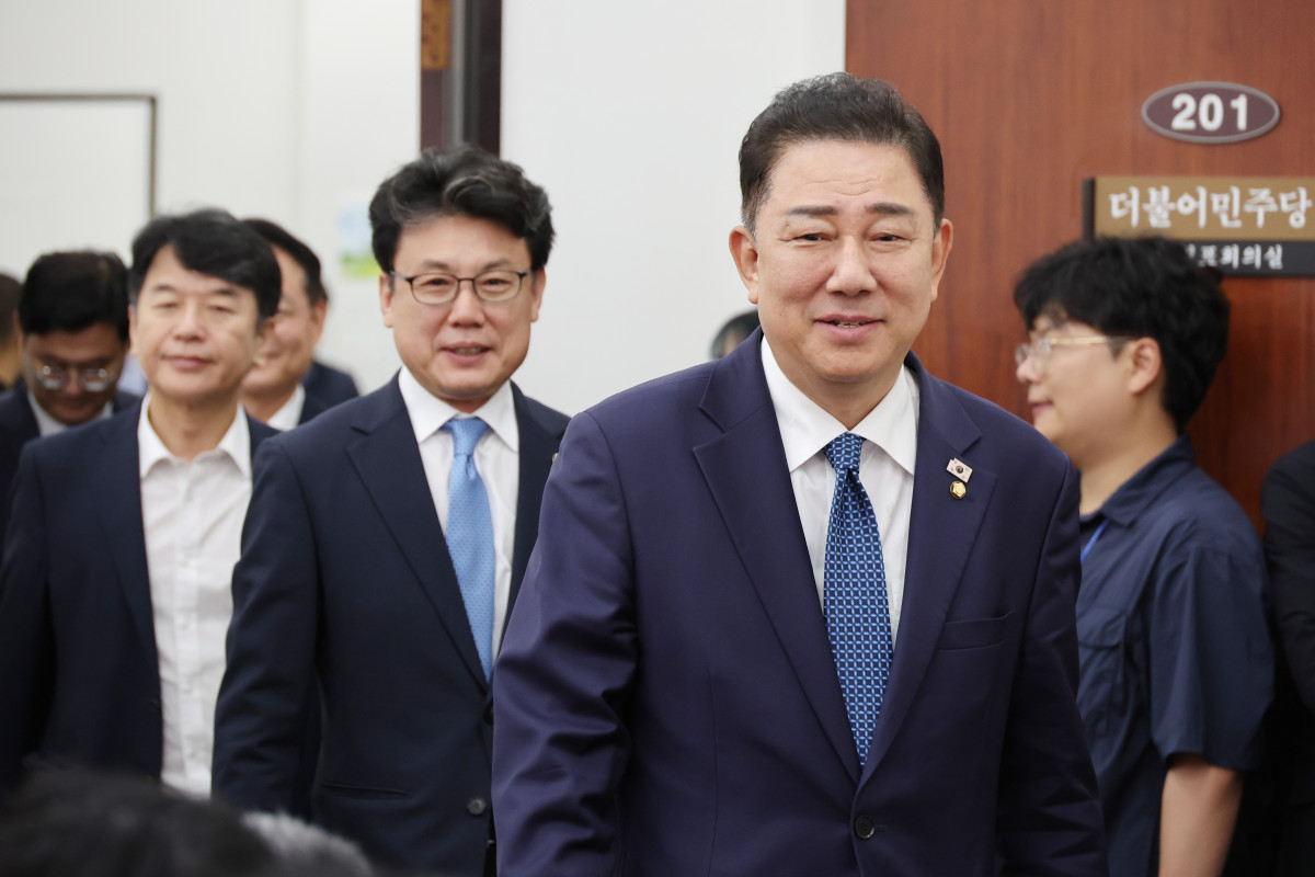 ▲김병기 더불어민주당 당대표 직무대행 겸 원내대표, 진성준 정책위의장이 31일 서울 여의도 국회에서 열린 정책조정회의에 참석하고 있다. (연합뉴스)