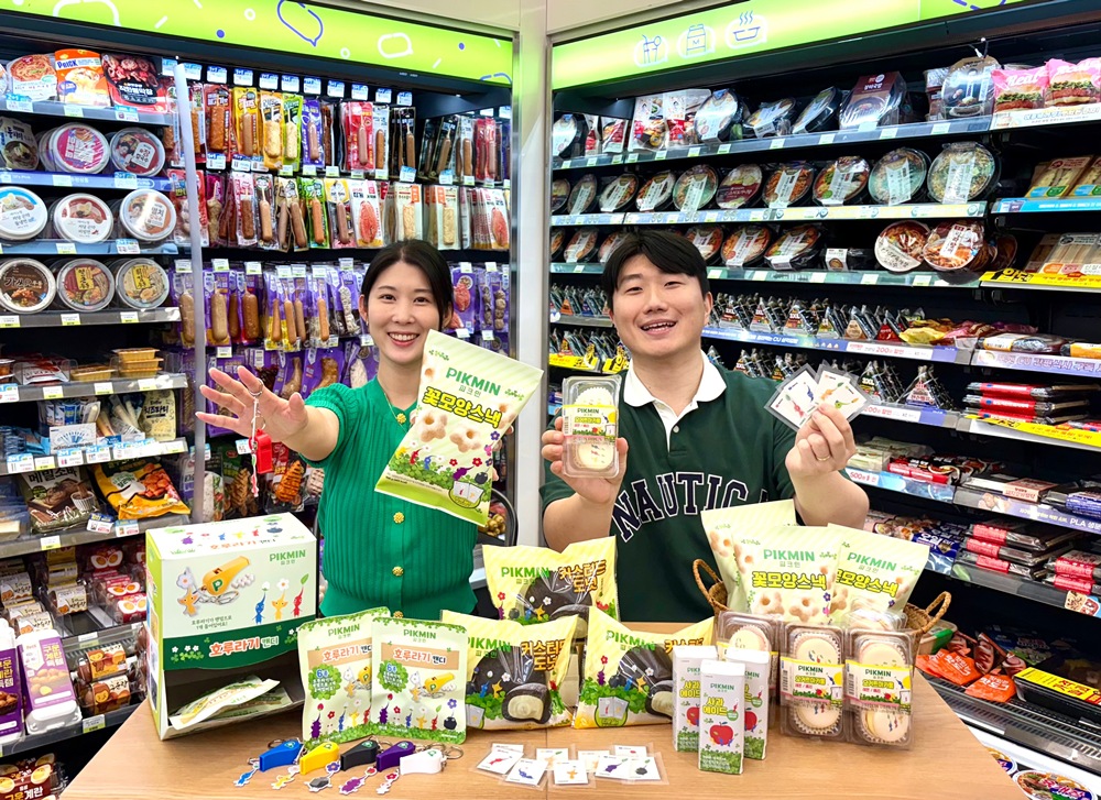 ▲모델들이 CU의 피크민 지적재산권(IP) 콜라보 상품 5종 등을 소개하고 있다.  (사진제공=BGF리테일)