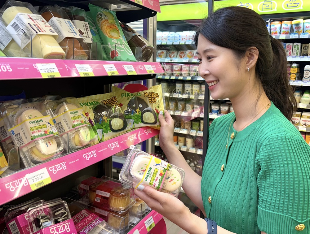 ▲모델이 CU의 피크민 지적재산권(IP) 콜라보 상품 5종 등을 소개하고 있다.  (사진제공=BGF리테일)