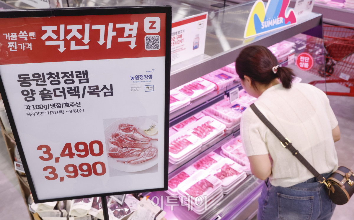 ▲롯데마트가 직진 가격 캠페인을 시작한 31일 서울 시내 한 롯데마트 매장에 직진가격 캠페인 안내문이 세워져 있다. 이날부터 내달 6일까지 필수 식료품을 합리적인 가격에 제공하는 직진 가격 캠페인은 여름 휴가철 수요가 많은 먹거리 12종을 할인된 가격에 선보인다. 통 큰 닭볶음탕용은 8990원에, 대추 방울토마토는 5990원에 각각 판매된다. 제스프리 골드키위와 고산지 바나나 가격은 각각 7990원, 3990원으로 책정됐다. 조현호 기자 hyunho@