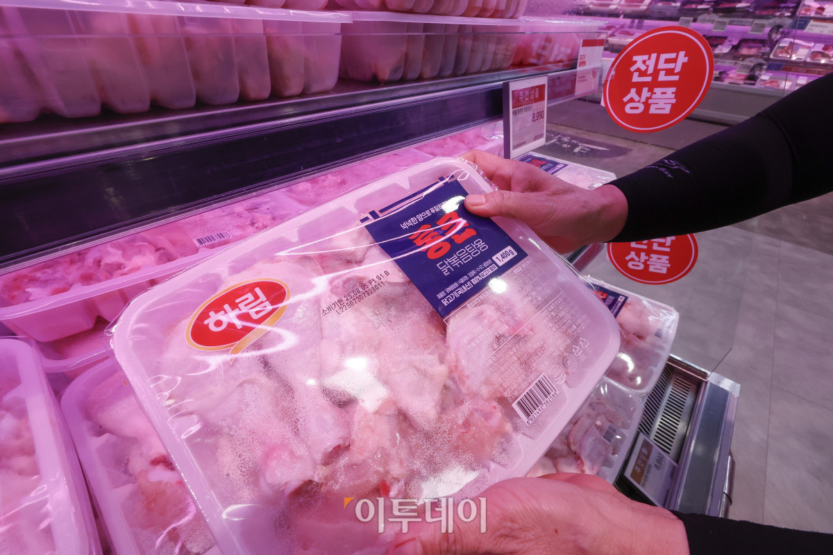 ▲롯데마트가 직진 가격 캠페인을 시작한 31일 서울 시내 한 롯데마트 매장에서 시민들이 닭고기를 살펴보고 있다. 이날부터 내달 6일까지 필수 식료품을 합리적인 가격에 제공하는 직진 가격 캠페인은 여름 휴가철 수요가 많은 먹거리 12종을 할인된 가격에 선보인다. 통 큰 닭볶음탕용은 8990원에, 대추 방울토마토는 5990원에 각각 판매된다. 제스프리 골드키위와 고산지 바나나 가격은 각각 7990원, 3990원으로 책정됐다. 조현호 기자 hyunho@