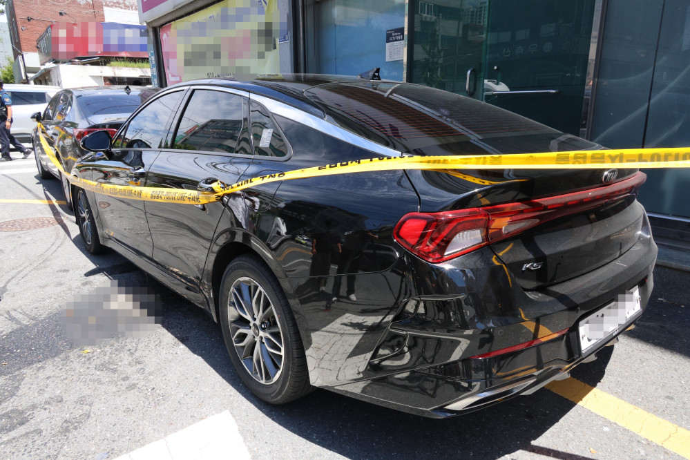 ▲30일 오전 11시 45분께 대전 중구 한 지하차도 근처에서 전 연인을 살해한 혐의를 받는 A(20대)씨가 도주 약 24시간 만에 긴급체포 됐다. 사진은 A씨가 도주에 이용한 렌터카 주변으로 폴리스라인이 처져 있는 모습.  (연합뉴스)