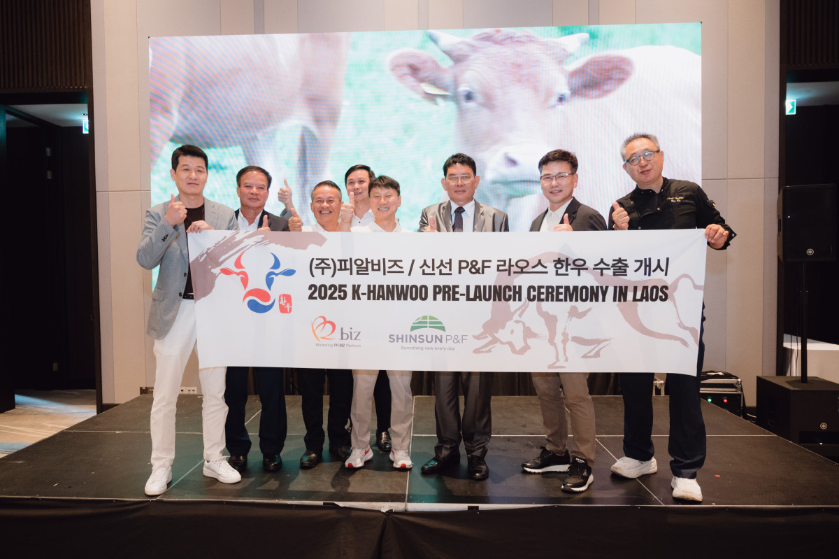 ▲7월 24일 라오스 비엔티안 아마리호텔에서 열린 '2025 한우 프리런칭 행사(HANWOO Pre-Launch Ceremony in Laos)'에서 라오스 농업환경부 통짠차관, LABA 캄라부회장, 한양수 한우협회부회장, 김영원 한우협회 전무, 정영수 주라오스 대한민국 대사가 기념촬영을 하고 있다. (사진제공=전국한우협회)