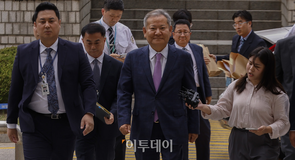 ▲12·3 비상계엄 당시 '언론사 단전·단수'를 지시한 혐의를 받는 이상민 전 행정안전부 장관이 31일 서울 서초구 서울중앙지방법원에서 열린 구속 전 피의자 심문(영장실질심사)에 출석하고 있다. 조현호 기자 hyunho@