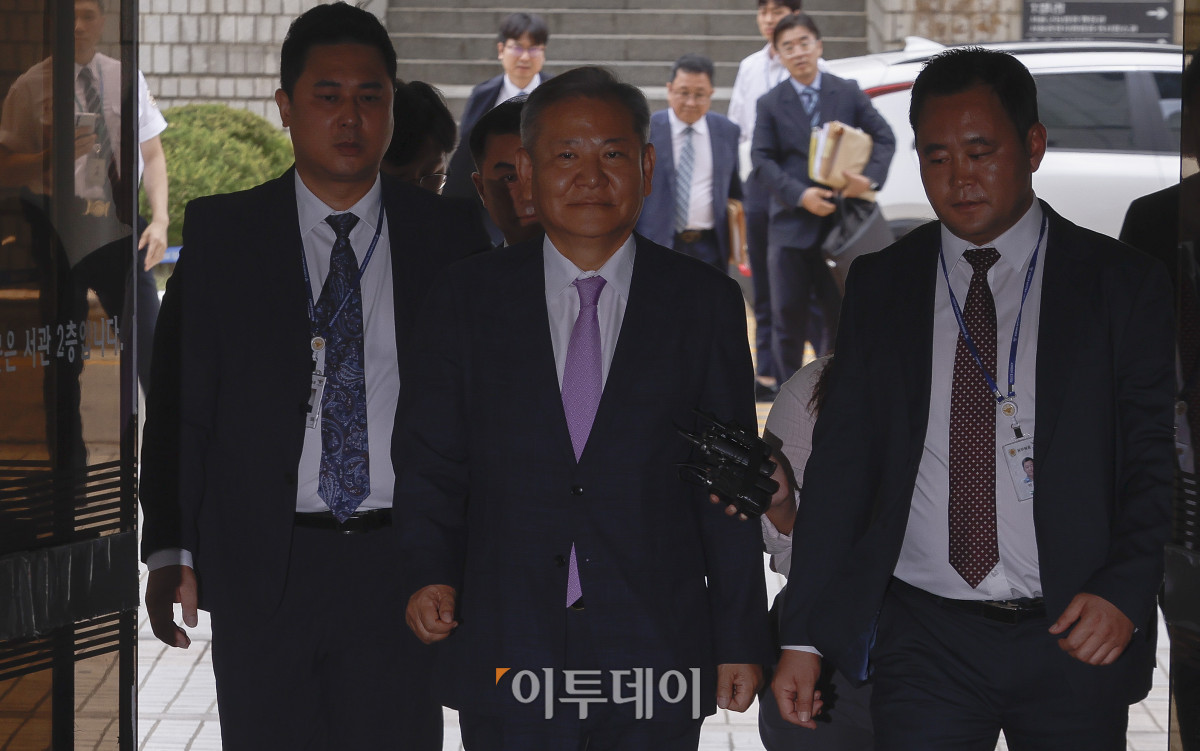 ▲12·3 비상계엄 당시 '언론사 단전·단수'를 지시한 혐의를 받는 이상민 전 행정안전부 장관이 31일 서울 서초구 서울중앙지방법원에서 열린 구속 전 피의자 심문(영장실질심사)에 출석하고 있다. 조현호 기자 hyunho@