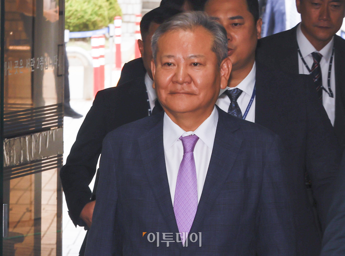 ▲12·3 비상계엄 당시 '언론사 단전·단수'를 지시한 혐의를 받는 이상민 전 행정안전부 장관이 31일 서울 서초구 서울중앙지방법원에서 열린 구속 전 피의자 심문(영장실질심사)에 출석하고 있다. 조현호 기자 hyunho@