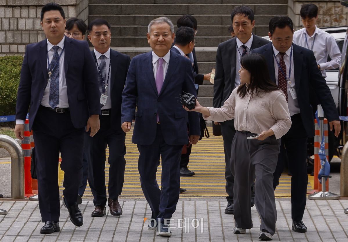 ▲12·3 비상계엄 당시 '언론사 단전·단수'를 지시한 혐의를 받는 이상민 전 행정안전부 장관이 31일 서울 서초구 서울중앙지방법원에서 열린 구속 전 피의자 심문(영장실질심사)에 출석하고 있다. 조현호 기자 hyunho@